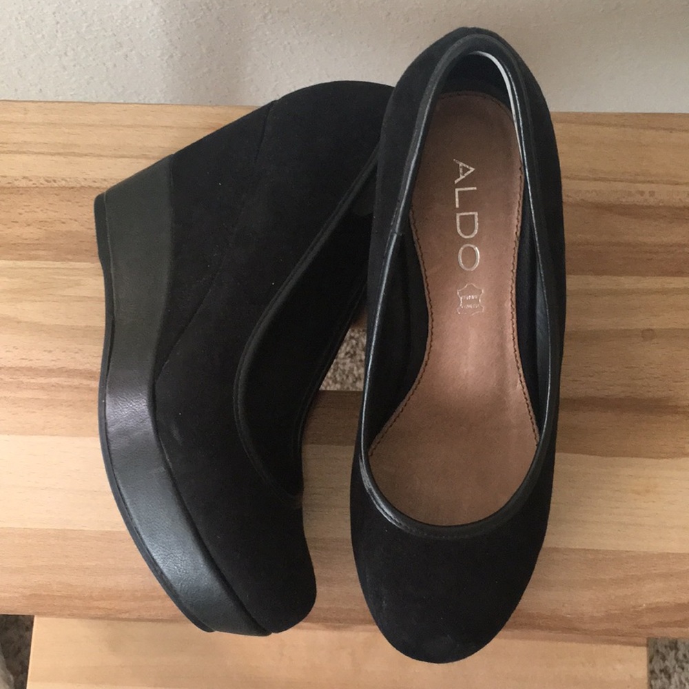 Aldo Black Wedge 6.5 size. Rounded toe 4”H